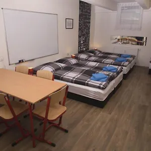 Apartmán School - Your Unique Place In By Metro Vysehrad, Praha